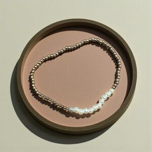 Elegant Gold and Pearl Necklace